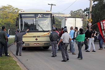 Ônibus fretado com objetivo de quebrar a greve