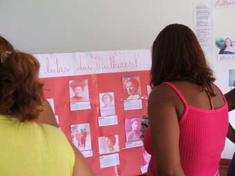 Compañeras acompañan l as historias de las luchas de las mujeres, en exposición realizada en el Cefol Campinas que hace parte de las conmemoraciones del 08 de Marzo, Día Internacional de las Mujeres (leyenda de la foto)