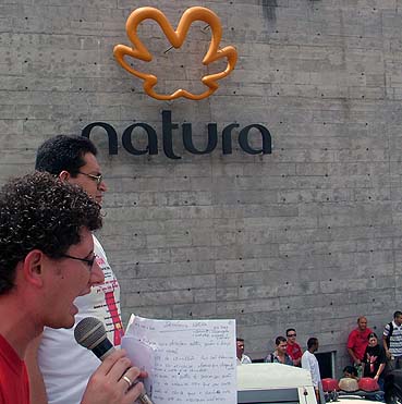 Dirigente do Unificados lê denúncia de trabalhadores, em assembléia na Natura, da campanha salarial 2008, em Cajamar (21/10/08)