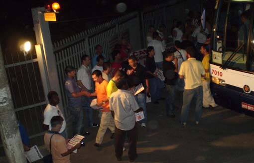 Trabalhadores do turno da noite na Dacarto, em Osasco, recebem jornal do Unificados sobre a Campanha Salarial 2007, em 30/10/2007