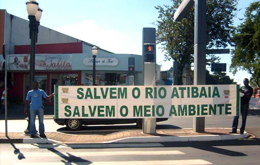 Rio Atibaia foi destaque no ato, devido ao elevado índice de poluição que sofre com dejetos de produção das indústrias na região (05/06/08)