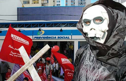 	Protesto defronte à Central de Perícia da Previdência Social, em Campinas, pela passagem do Dia 28 de Abril (foto João Zinclar)