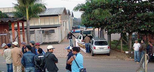 Trabalhadores da Hidro Swiss, em Valinhos, durante greve na empresa (12/06/08)