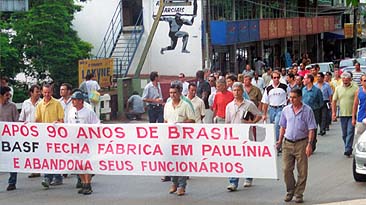 Passeata realizada pelos ex-trabalhadores da Shell-Basf no centro de Paulínia, em fevereiro de 2003, exigindo punição pelo crime de contaminação praticado pelas duas multinacionais no município