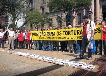  	Ato em São Paulo, em 12 de agosto de 2008, pede justiça por Luiz Merlino, vítima da ditadura militar (Foto: João Zinclar)