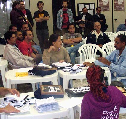  	Contagem dos votos sob os olhares de trabalhadores, na apuração da eleição da nova direção da Regional de Osasco do Sindicato Químicos Unificados (09/05/08)