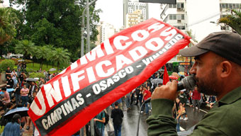 André Henrique, dirigente do Unificados, fala no protesto contra reajuste de 9,62% no valor da passagem de ônibus urbano (foto: João Zinclar)