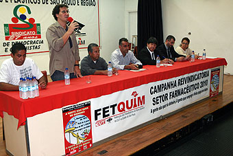  	Arlei Medeiros, dirigente do Unificados, fala durante ato de entrega da pauta de reivindicações do setor farmacêutico na campanha salarial 2010 (Foto: Dino Santos - 03/03/10)