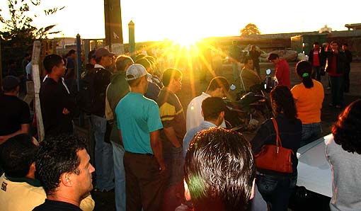  	Trabalhadores da PVTEC, em Campinas, em assembléia na madrugada de hoje (21/05/08) discutem e aprovam pauta de reivindicações