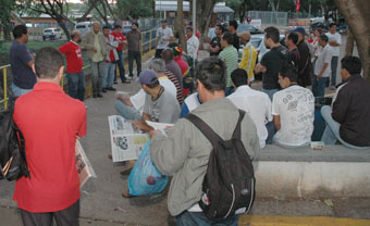 Trabalhadores da Bann Química, em Paulinia, em greve dia 04/11/10 (Foto: João Zinclar)