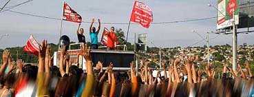 Trabalhadores votam e aprovam greve de 24 horas na Samkwang, em Campinas (31/10/08 - /foto: João Zinclaro) 