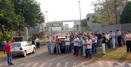 Trabalhadores da Invista, em Paulínia, participam de assembléia antes de iniciar a produção (19/09/07)