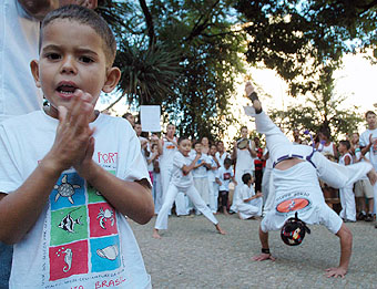 Crianças jogam capoeira, em ato do 1º de Maio em Campinas (Foto João Zinclar)