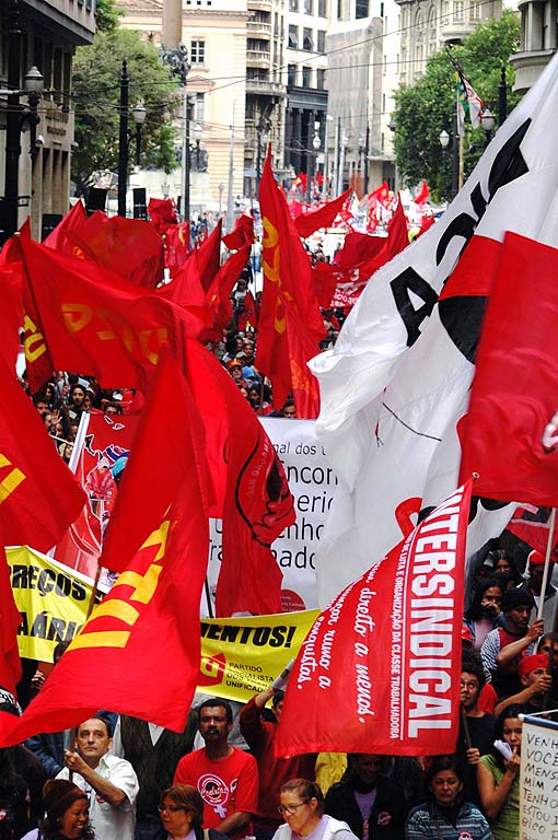 Sindicatos, partidos políticos e movimentos sociais e populares, de esquerda, organizaram o 1º de Maio (2008) político e de lutas na praça da Sé, em São Paulo (FOTO: JOÃO ZINCLAR)