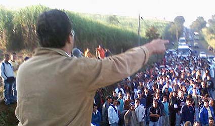  	O dirigente do Sindicato Químicos Unificados, Arlei Medeiros, durante assembléia na Rhodia, em Paulínia, na manhã de hoje (26/05/08)