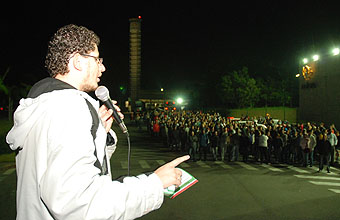 Paulo Correa, dirigente do Unificados, em assembleia na Natura em 21/10/10 (Foto: João Zinclar)
