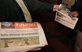 Trabalhadores recebem o Jornal do Unificados (foto: João Zinclar)