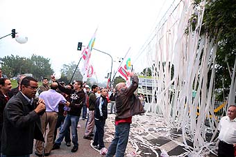 Manifestação em frente à portaria da Quattor (PQU) ABC (Foto: Dino Santos - 20/10/09)