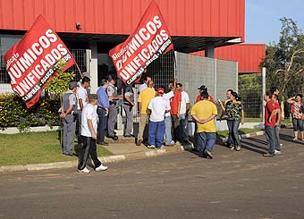  	Atrito entre sindicalistas e representantes da Adere na portaria da empresa (17/11/09)