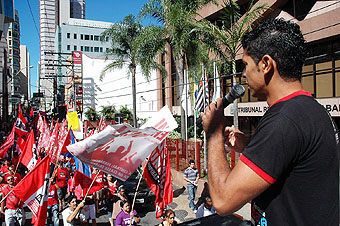 Norival Cunha, dirigente do Unificados, fala durante passeata no 1º de Maio de 2010 em Campinas (Foto João Zinclar)