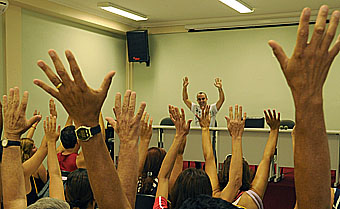 Trabalhadores votam em assembleia na Regional Campinas, em 27/02/11 (foto: João Zinclar)