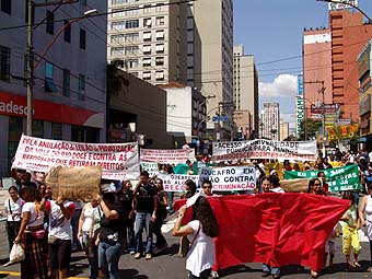 Público estimado em três mil participantes na marcha, que percorreu a av Francisco Glicério, em Campinas