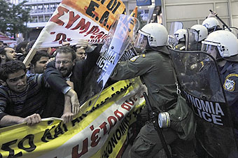 Polícia reprime manifestação de trabalhadores na Grécia (Foto: AFP - maio 2010)