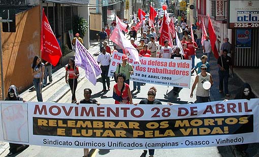  	Passeata atravessa calçadão da rua 13 de Maio, centro de Campinas, em ato pelo Dia 28 de Abril (foto João Zinclar)