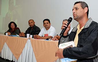 João Batista, coordenador estadual do Movimentos dos Trabalhadores Sem Teto, fala aos químicos durante o congresso (foto: João Zinclar - jun09)