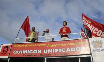 Os dirigentes do Unificados Valdir de Souza, André Henrique e Arlei Medeiros (a partir da esq.) no caminhão de som na assembleia na Rhodia (29/10/09)