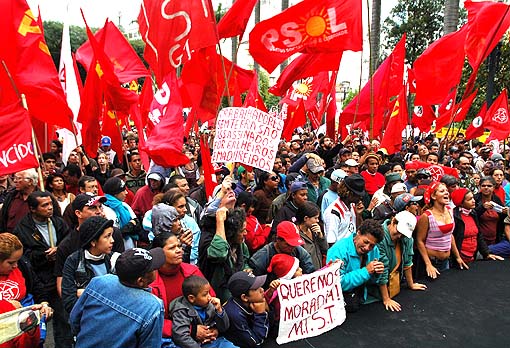 1º de Maio (2008) na praça da Sé, em São Paulo, contou com cerca de duas mil trabalhadoras e trabalhadores (FOTO: JOÃO ZINCLAR)