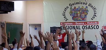Na assembleia em Osasco, dia 24/09/10, trabalhadoras e trabalhadores aprovam pauta de reivindicações
