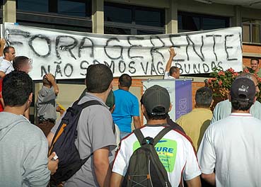 Na assembléia na Saint-Gobain, protesto contra assédio moral na empresa (23out08 - Foto: João Zinclar)
