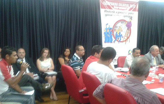 Norival Cunha (ao microfone), dirigente do Unificados, fala durante as negociações da campanha salarial 2012, hoje, em São Paulo