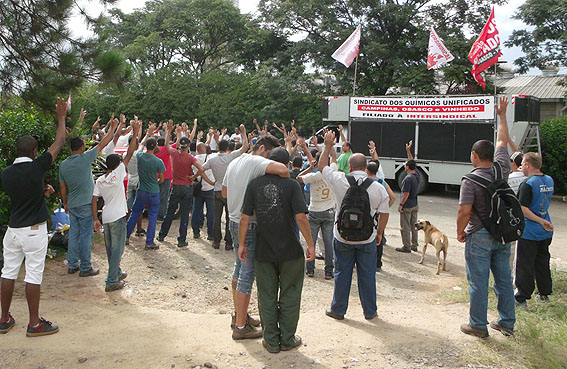 Trabalhadores votam em assembleia na Fersol, em Mairinque