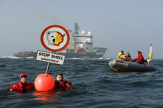 Protesto no Mar Báltico em frente ao navio quebra-gelo Nordica da Shell - Foto Greenpeace