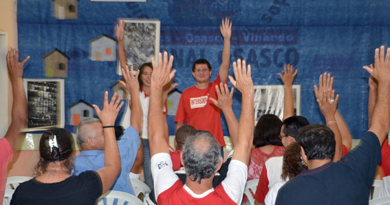 Paulinho (ao centro), dirigente da Regional Osasco, e trabalhadores(as) do setor farmacêutico votam e aprovam pauta de reivindicações da campanha salarial 2013, em 22/fevereiro/2013