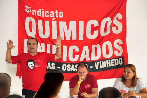 Na mesa de direção do encontro, Palhinha (Campinas), André (Vinhedo) e Sandra (Osasco), dirigentes do Unificados