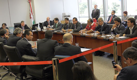 Audiência no TST, em Brasília, que possibilitou o acordo: O ministro Dalazen (fundo à esq), dirigentes do Unificados, da Atesq e advogados (frente) e representantes da Shell/Basf