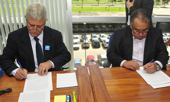 Mauro Bandeira (esq) e Antonio de Marco Rasteiro, coordenadores da Atesq e ex-trabalhadores Shell/Basf, assinam o documento no TST, em Brasília, na manhã de hoje