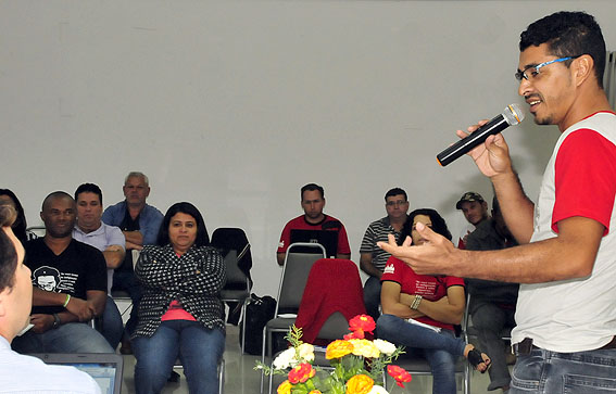 Dirigentes sindicais no seminário na Fetquim. No microfone, Norival Cunha, dirigente da Regional Vinhedo do Unificados