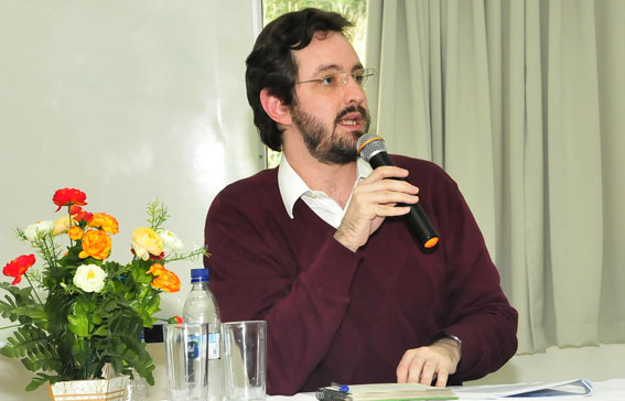 Victor Pagani, técnico do Dieese, no seminário na Fetquim
