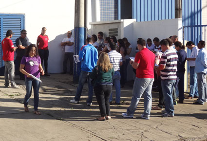 Assembleia com trabalhadores na fábrica em Campinas da Ceva, em 13 de setembro de 2013