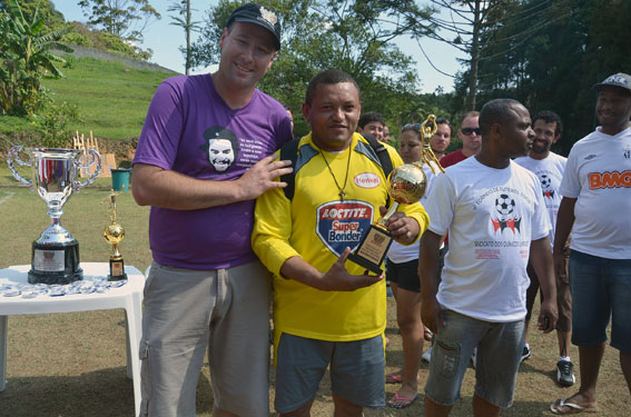 Jairo Silva, da Henkel, recebe troféu de melhor goleiro de Marcelino, dirigente da Regional Osasco