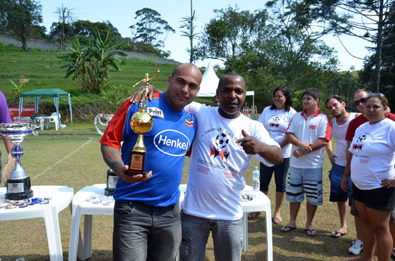 O artilheiro do campeonato foi Flávio Batista, da Henkel, recebe troféu de Antônio, dirigente da Regional Osasco do Unificados