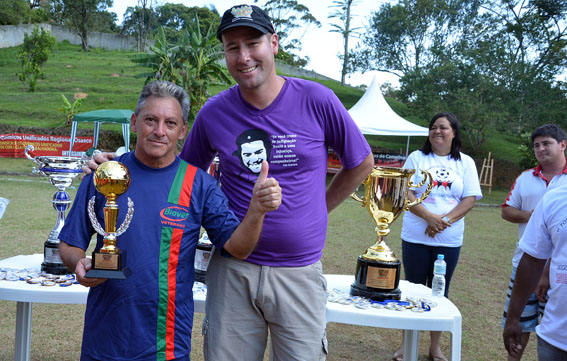 Sebastião Oliveira, da Biovet, recebe o troféu de melhor jogador do torneio, entregue por Marcelino, dirigente da Regional Osasco do Unificados