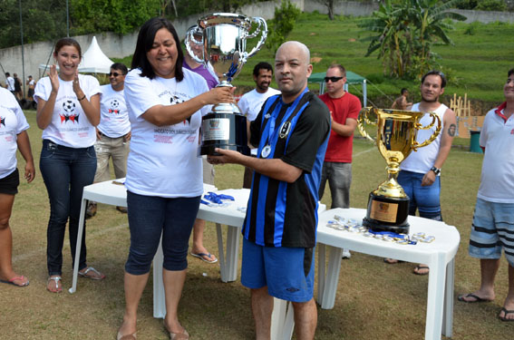 Nilza, dirigente da Regional Osasco, entrega troféu de vice para jogador da Eldorado 1