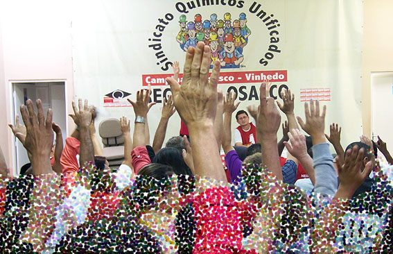 Assembleia na Regional Osasco, em 08 de novembro, aprova aceitar 7,5% de reajuste como índice mínimo e manter a luta por fábrica (foto editada para evitar identificação dos trabalhadores)