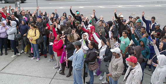 Trabalhadores da Yamá votam e aceitam proposta, na manhã de hoje (06/11/2013) em Cotia