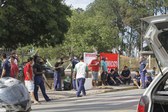 Na Alcar, em Vinhedo, trabalhadores deram início a greve hoje (12/11)